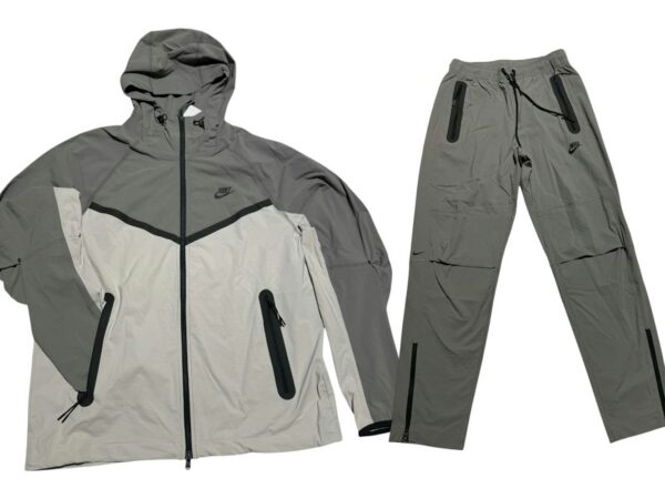 Nike Sportswear Tech Fleece Woven Full Zip Hoodie & Joggers Set Wolf Grey - HM7151-014/HM8241-014 - Acquista su ResellPiacenza